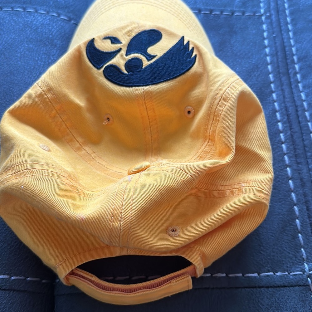 Iowa Hawkeyes hat - Picture 2 of 3